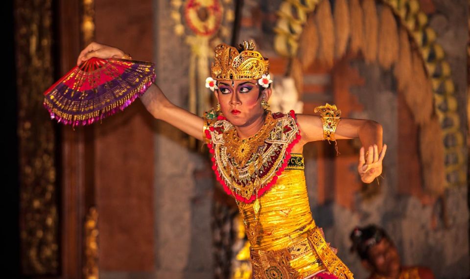 Bali: Ubud Palace Legong Dance Show Ticket - Finding the best seats when the crowd hits
