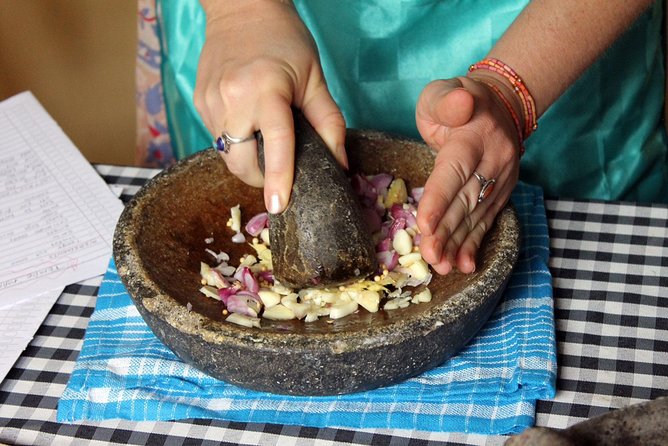 PRIVATE Ubud Market Tour & Balinese Cooking Class with Putu - Cooking class on a simple setup: what hands-on really means